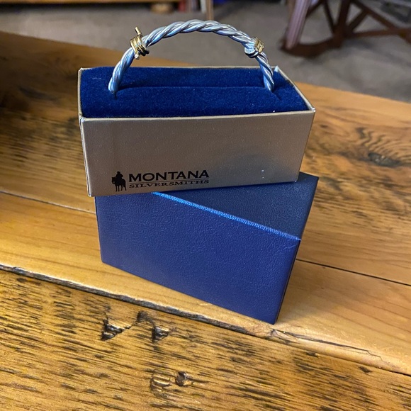 Montana Silversmiths Barbed Wire Women’s Cuff / Bracelet - Picture 9 of 9